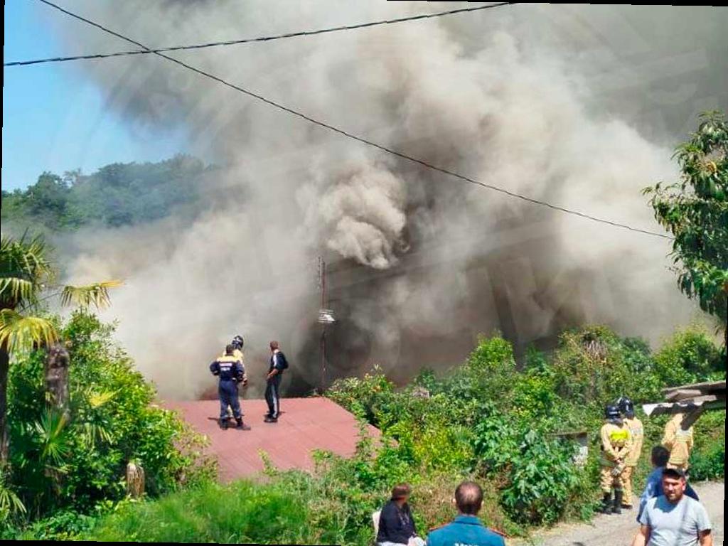 Пожарные спасли жильцов из горящего дома в Сочи