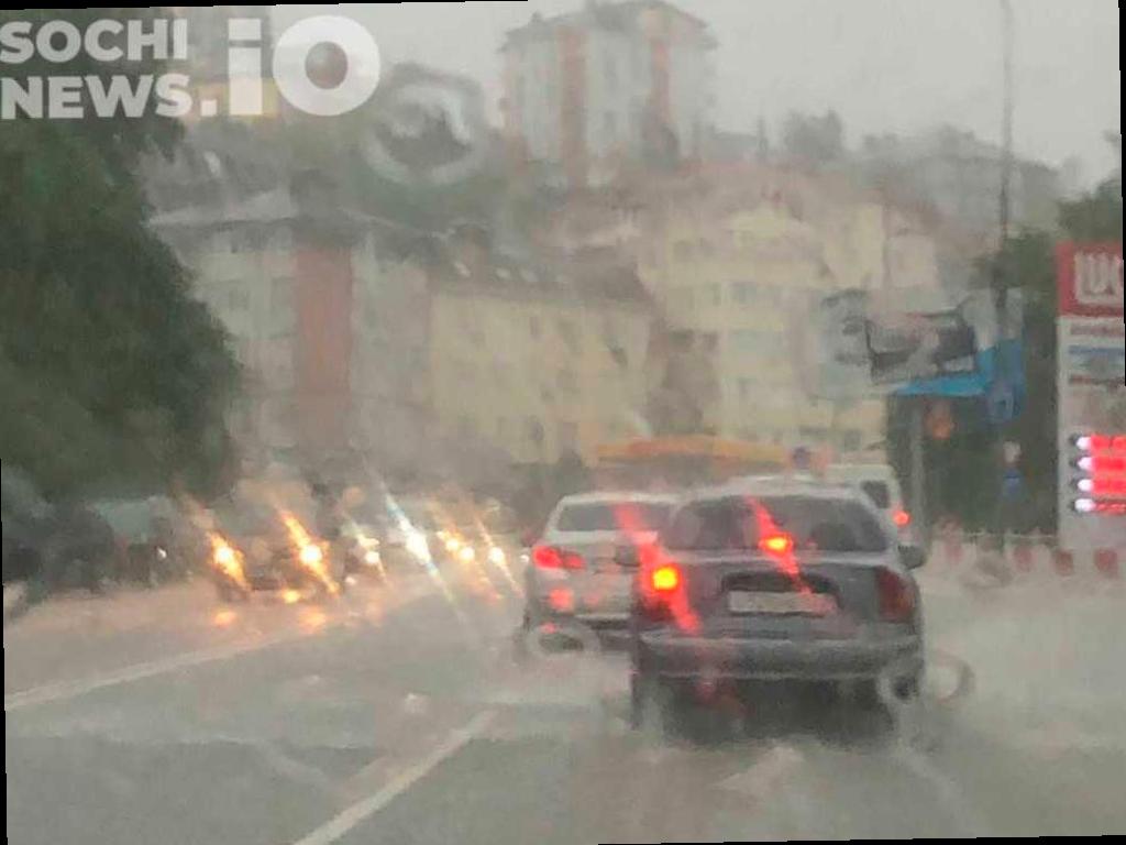 Предупреждение: в Сочи ожидаются ливни, возможно временное закрытие пляжей