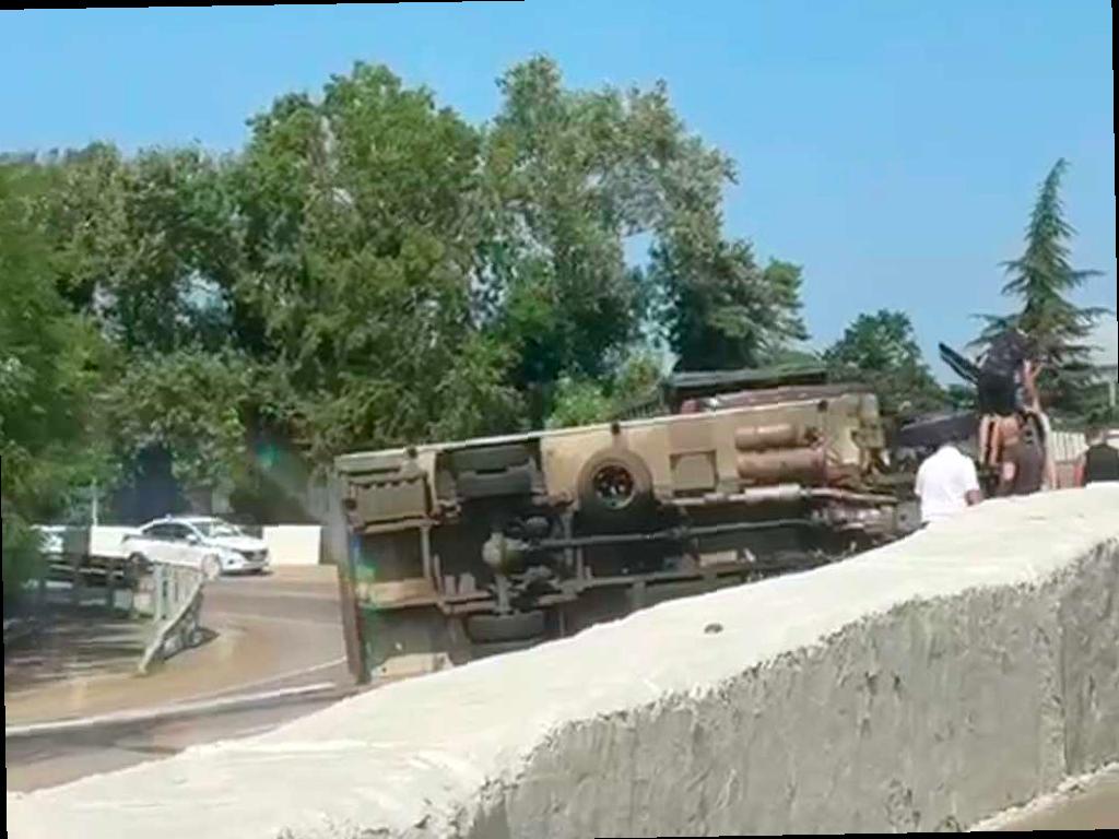 Грузовик перевернулся на трассе в Сочи