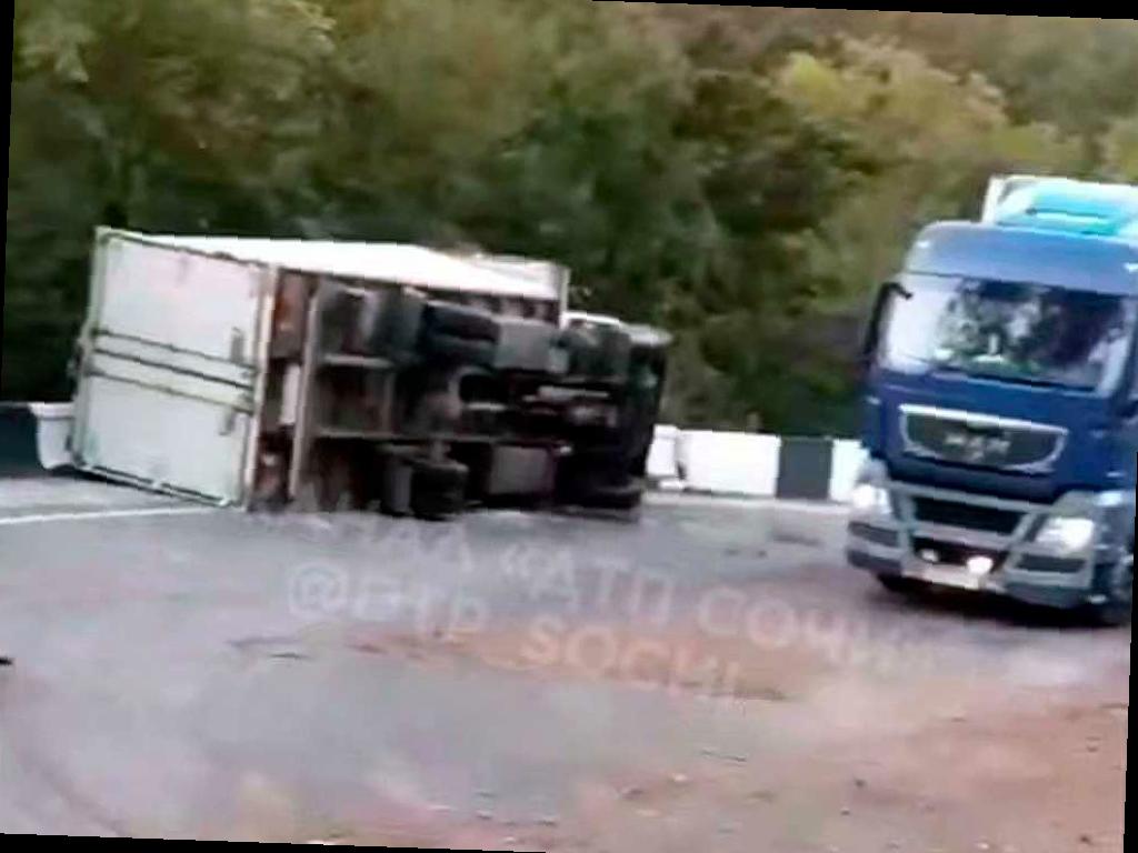 В Сочи произошло ДТП с участием грузовика