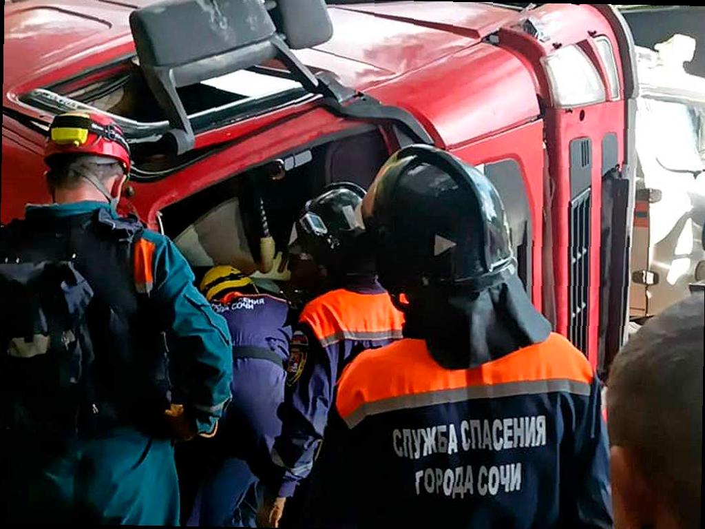 Женщину зажало в грузовике после аварии в Сочи