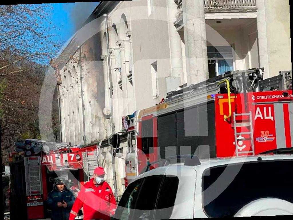В Сочи спасли двух человек из пожара