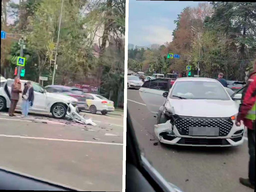 На Курортном проспекте в Сочи произошло столкновение двух автомобилей