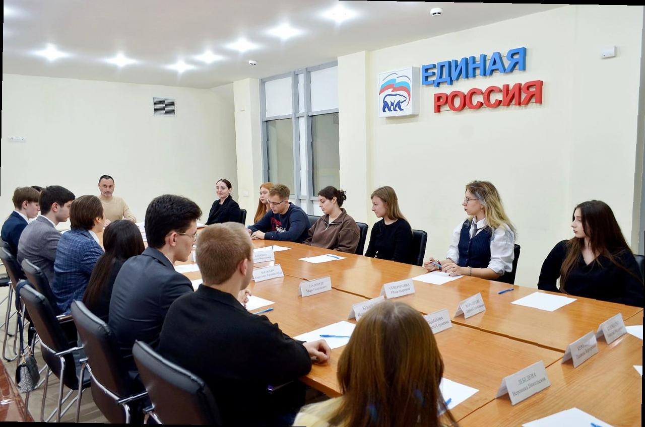 «Виктор Тепляков обсудил проекты с активистами ‘Молодой Гвардии’ в Сочи»