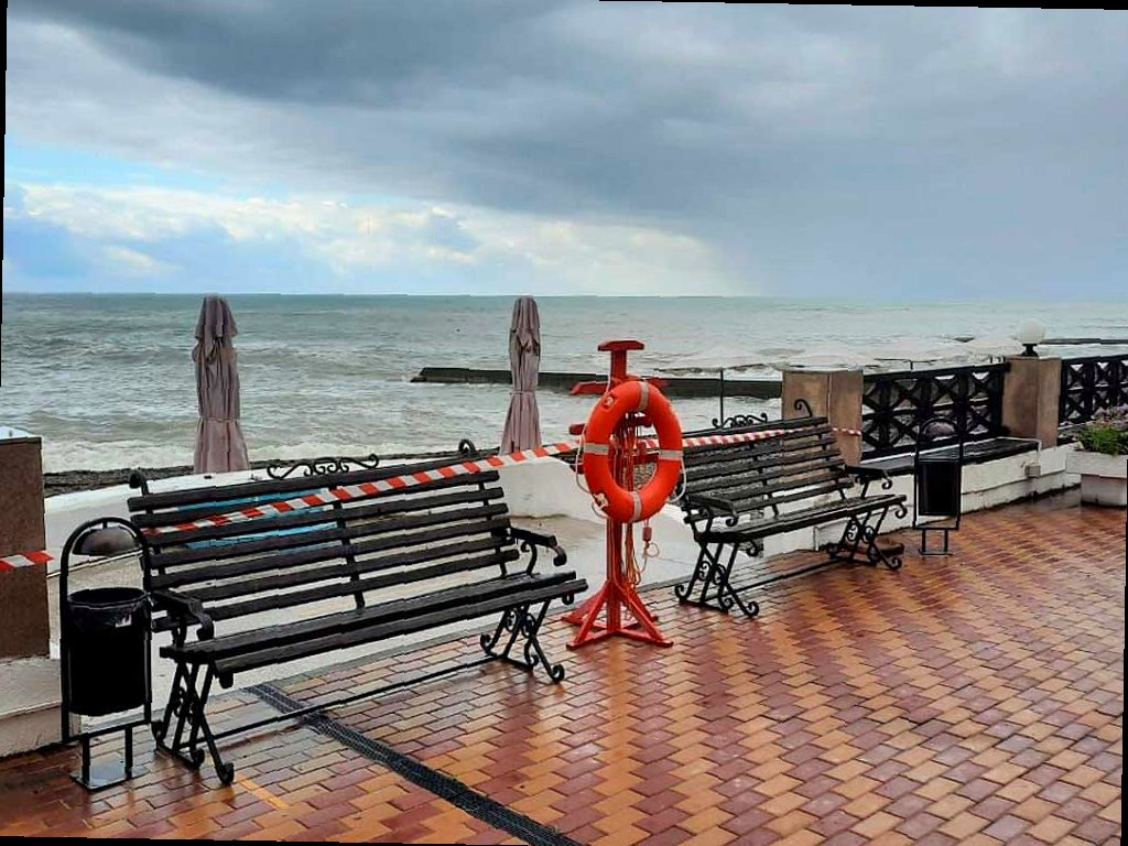 В Сочи усилится волнение моря, в горах лавиноопасно