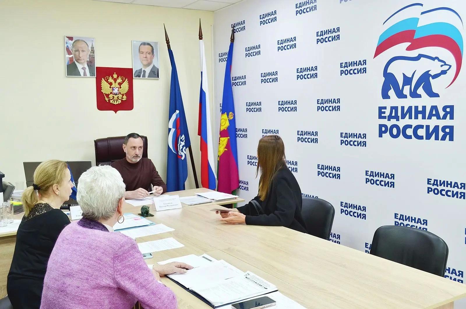 «Виктор Тепляков помогает жителям в приёмной «Единой России»»