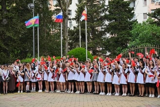 В Сочи для 11 тысяч выпускников прозвенел «последний звонок