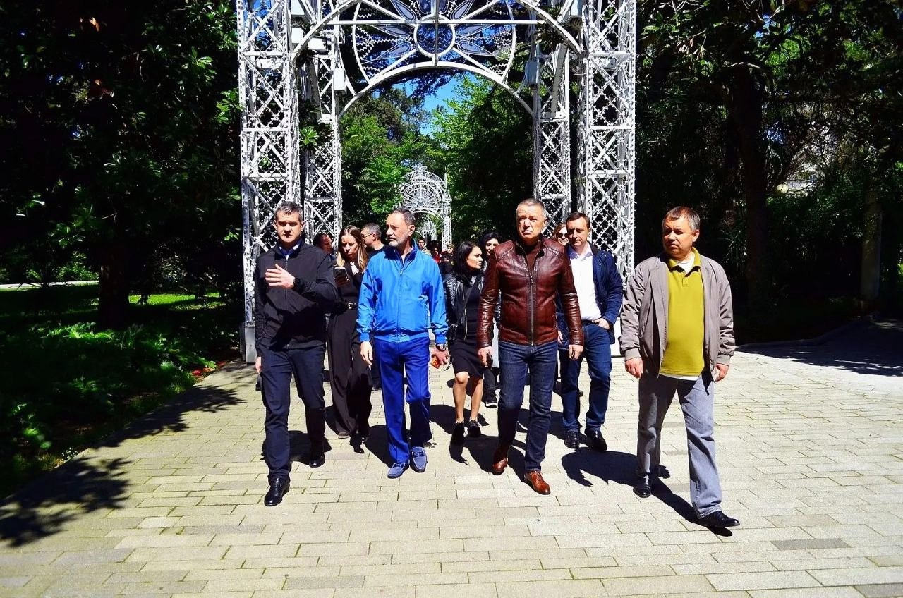 Виктор Тепляков проверил готовность Приморской набережной Сочи к сезону