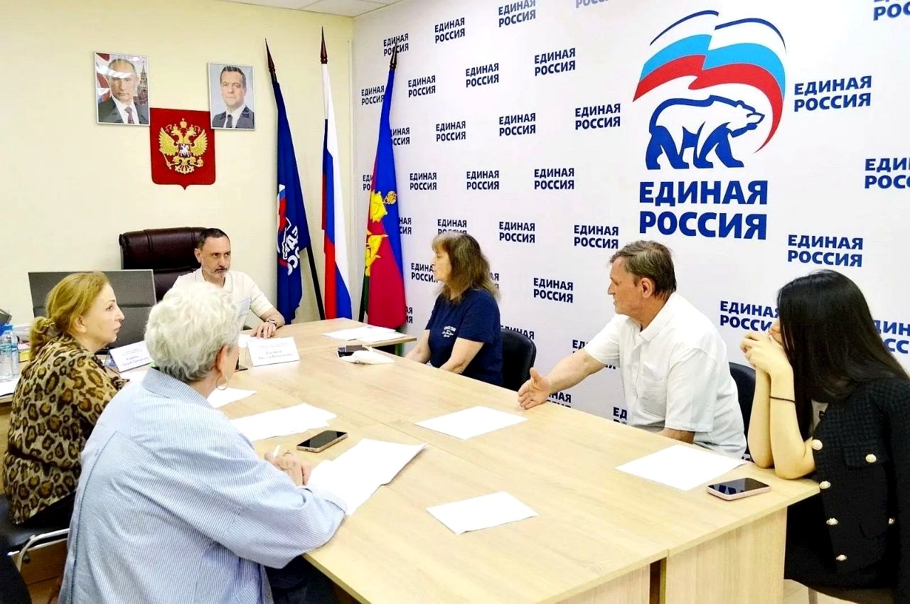 Депутат Законодательного Собрания Виктор Тепляков провел приём граждан в Общественной приёмной