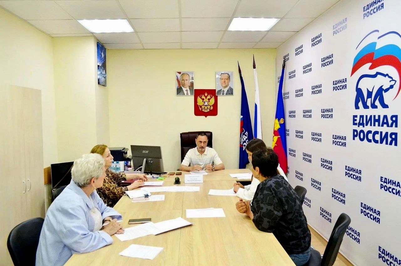 Депутат Законодательного Собрания Виктор Тепляков провел приём граждан в Общественной приёмной