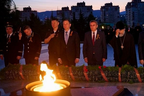 Глава Сочи Андрей Прошунин почтили память в День памяти и скорби
