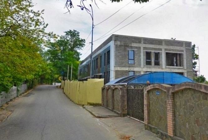 Суд в Сочи постановил снести два самостроя в опасных зонах