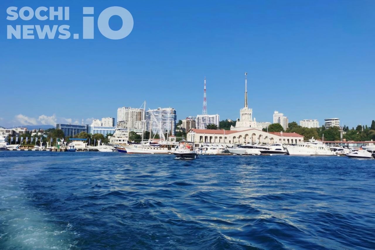 Температура Черного моря в Сочи опустилась до +26 градусов, но это не означает завершение курортного сезона