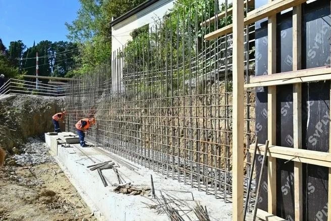 Укрепление склона в Хостинском районе Сочи продолжается после оползня
