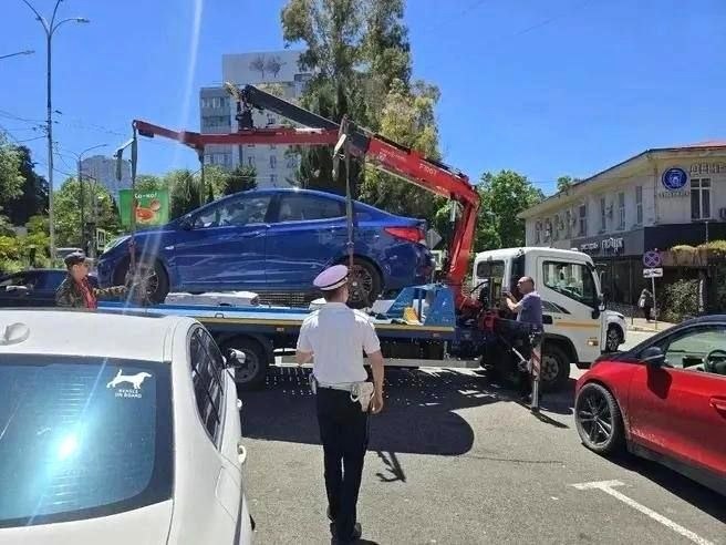 Эвакуация 15 неправильно припаркованных автомобилей проведена в Адлере