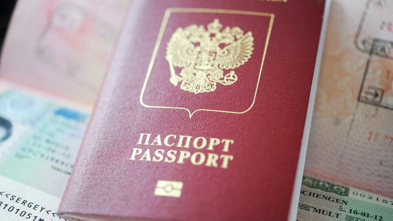 МВД предупредило о мошенниках, обещающих оформить биометрический загранпаспорт