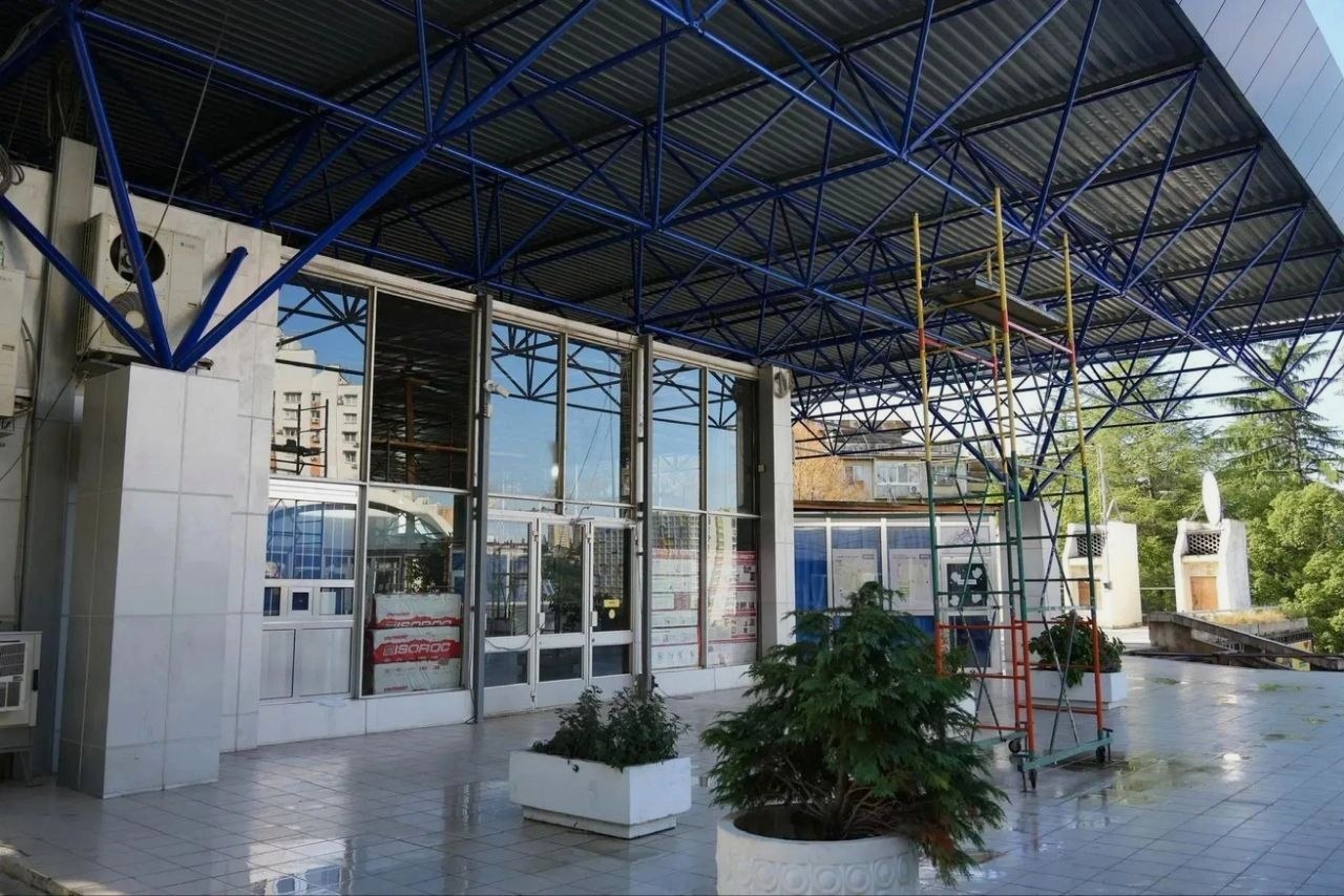 Обновление кровли в центре культуры и кино «Сочи» продолжается с открытыми кинозалами