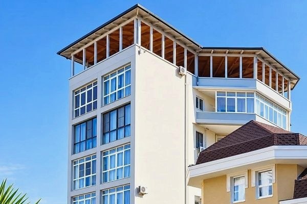 Суд обязал снести незаконный дополнительный этаж на крыше жилого дома в Сочи